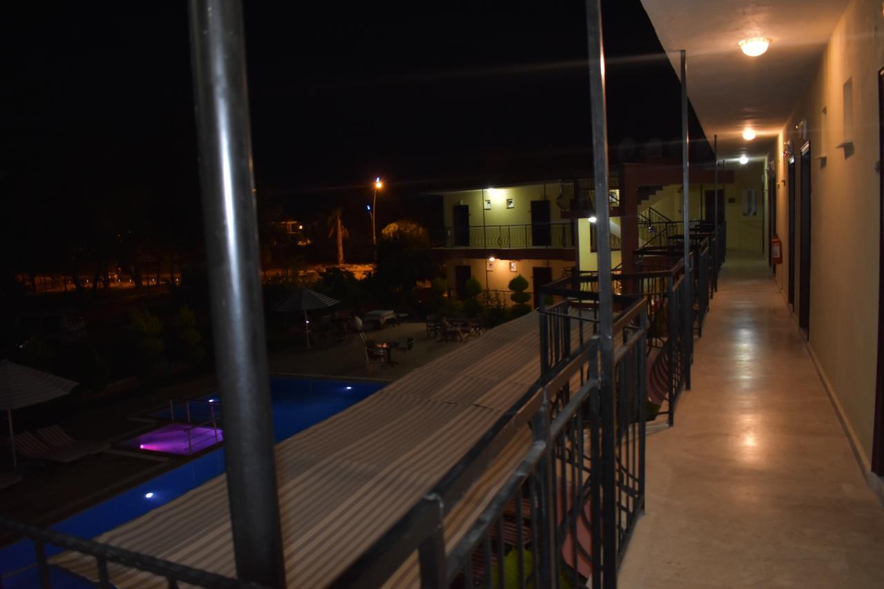 Las Palmeras Hotel Camyuva Exterior photo