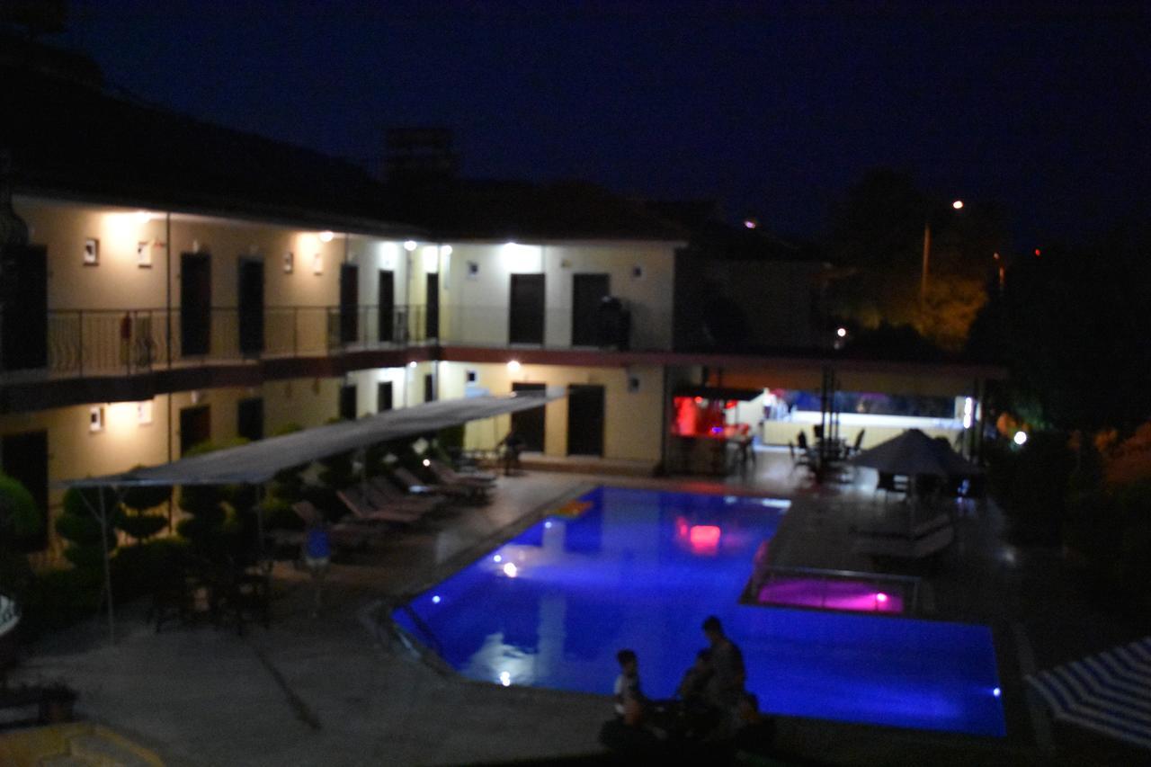 Las Palmeras Hotel Camyuva Exterior photo
